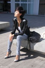 组图：万茜街拍LOOK 黑色夹克搭哈伦裤