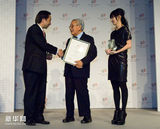 组图：孙燕姿新加坡领奖 银装闪耀展露灿烂笑容