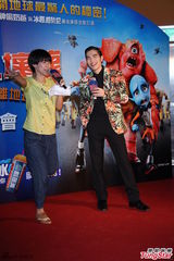 组图：萧敬腾亮相首映会 花西装惹眼抢镜