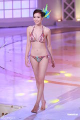 组图：港姐总决选  众佳丽性感泳装亮相