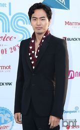 组图：神话李孝利等亮相20代选择颁奖礼蓝地毯