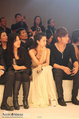 组图：潘霜霜酥胸半露秀性感 纯净之心期待美好爱情