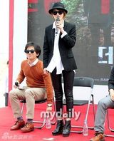 组图：金宣儿中性风亮相釜山 西装黑超帅酷