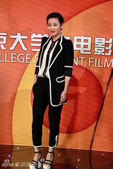 组图：苗圃帅气黑白装亮相大学生电影节