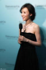 组图：张静初典雅亮相日本尽显高贵