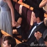 组图：吴奇隆2012年曾亲昵牵手刘诗诗眼神温柔