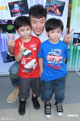 组图：李克勤登庆香港回归活动 称将亲自接孩子放学