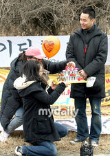 幻灯图集：神话成员Andy入伍 剃发微笑告别歌迷