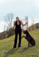 组图：摩纳哥夏琳王妃登杂志 短发显贵族气质