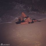 组图：金-卡戴珊晒海滩照 翘臀抛胸性感外露