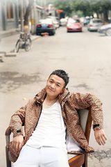 组图：包贝尔豹纹装亮相 “青年节”搞怪萌照