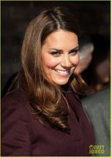 组图：凯特王妃独自出巡 优雅微笑接见民众