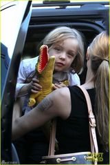 组图：安吉丽娜朱莉墨镜黑裙带孩子们购物