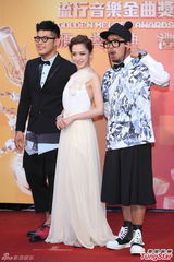 组图：杨千霈唯美白色长裙走红毯 美背全露