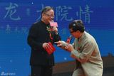 组图：成龙代言豪宅谈文化传承 与王刚互动调侃