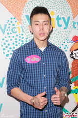 组图：朴宰范呼吁歌迷为海难祈祷 不知尼坤恋情