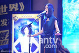 组图：尚雯婕任网游音乐总监秀美腿 现场唱新歌