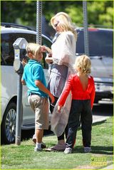 组图：辣妈史蒂芬妮潮装接仔 爱子可爱吃酸奶