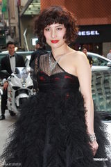 组图：何超仪代言珠宝排场大 北京演出反响佳或北上