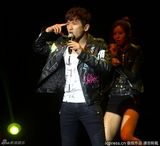 组图：神话李珉宇上海会粉丝 与辣妹热舞引尖叫连连