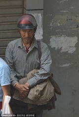 组图：刘德华满脸胡渣现身 民工打扮黑瘦频挠头