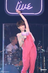 组图：泳儿演唱会带病上阵 险象环生幸无大碍