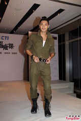 组图：黄日华父女档合作拍剧 关楚耀饰精神病患