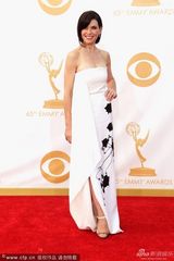 组图：朱丽安娜白裙别致亮相艾美红毯