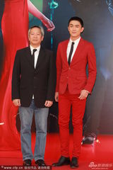 组图：林更新帅气亮相红毯 平头红西装显精神