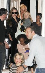 组图：朱莉和斯蒂芬妮星妈聚会 明星宝宝扎堆