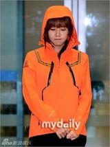 组图：携可疑药草遭扣韩女星获释回国咬唇委屈