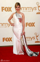 组图：艾美奖红毯 卡拉-布欧诺丝质长裙优雅迷人