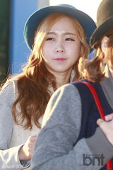 组图：2NE1亮相机场气场足 Crayon Pop可爱范儿