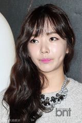 组图：韩星裴涩琪等出席新片《夜关门》试映会