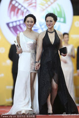 组图：大宋佳与女儿张楚楚黑白裙亮相 亲密挽手