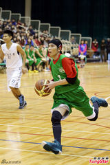 组图：萧敬腾一扫泼粪阴霾 展笑颜和学生打球