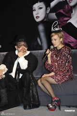 组图：容祖儿身穿亮片短裙亮相脚踩七色高跟鞋