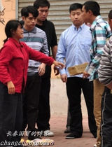 组图：小沈阳夫妇片场拍戏“大打出手”引围观