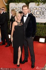 组图：金球颁奖“雷神”海姆沃斯携娇妻走红毯