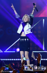 组图：2NE1与BEAST等韩团拼盘开唱秀劲舞