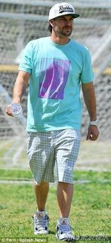 组图：布兰妮两子踢球 父亲与前夫携手围观