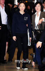 组图：金妍儿2日上午返韩 粉丝热情接机