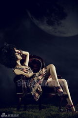 幻灯图：范冰冰登《COSMO》封面 上市一周脱销