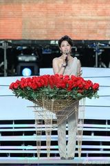 幻灯图集：殷桃妩媚亮相 优雅着装显知性魅力