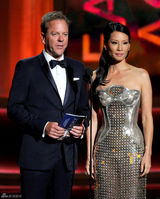 组图：丹尼-斯特朗《规则改变》获迷你剧最佳剧本奖