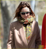 组图：QueenB与老公牵狗散步 一路热聊显甜蜜