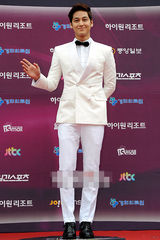 组图：金汎(金范)白色西装潇洒挺拔俊朗迷人