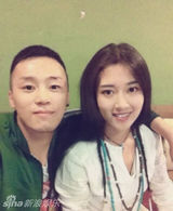 组图：女神央吉玛吸烟照曝光 素颜皮肤差