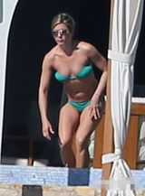 组图：安妮斯顿豪放脱比基尼 晒日光浴胸部外扩