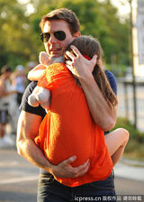 组图：汤姆-克鲁斯离婚后首探爱女 遭狗仔围堵